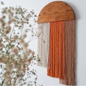 Painel de macramê artesanal bege, feito à mão, perfeito para decoração boho e rústica.